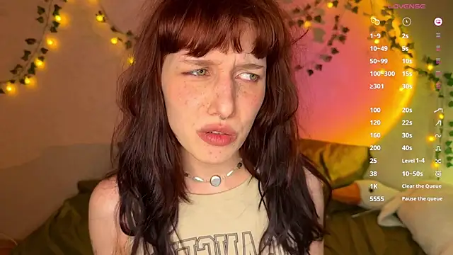 LeelooYolo online show from June 5, 2026, 10:15 pm