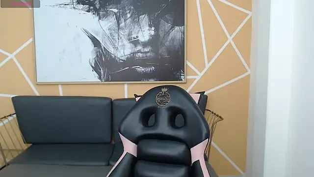 Snapshot of olivia_russo_ chatting on November 11, 2025, 8:03 pm olivia russo online show from November 11, 2025, 8:03 pm