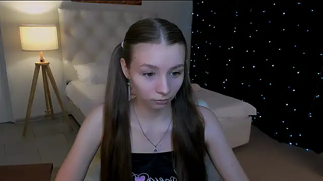 Snapshot of JulieDaniel chatting on February 18, 2026, 4:21 am JulieDaniel online show from February 18, 2026, 4:21 am