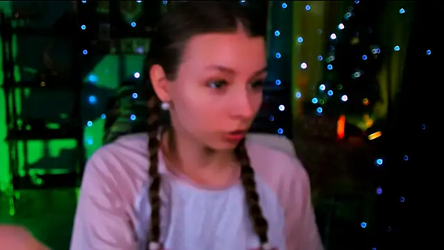 Snapshot of JulieDaniel chatting on December 17, 2025, 9:47 am JulieDaniel online show from December 17, 2025, 9:47 am