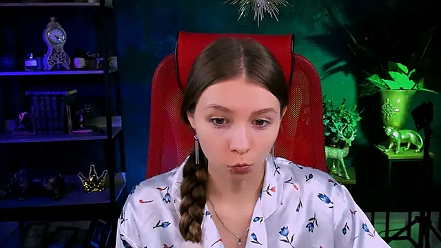 Snapshot of JulieDaniel chatting on October 15, 2025, 8:33 am JulieDaniel online show from October 15, 2025, 8:33 am