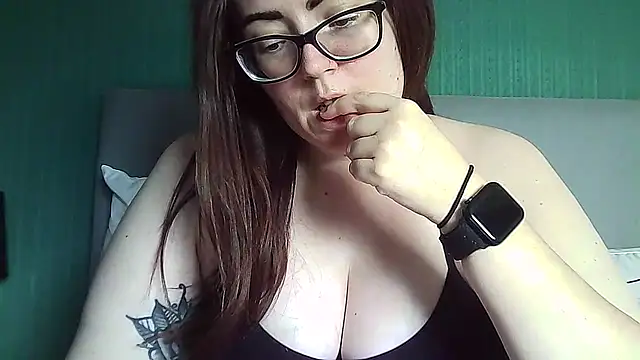 Snapshot of Curvy-BellaX chatting on October 12, 2025, 12:28 pm Curvy-BellaX online show from October 12, 2025, 12:28 pm