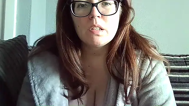 Snapshot of Curvy-BellaX chatting on October 24, 2025, 1:10 pm Curvy-BellaX online show from October 24, 2025, 1:10 pm