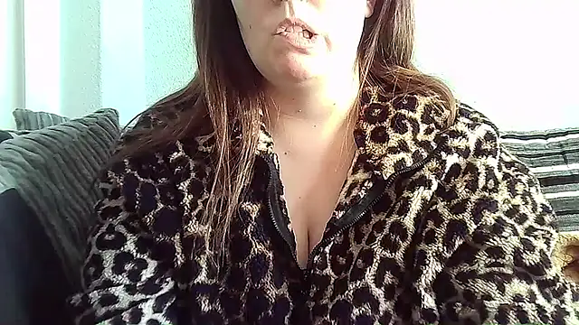 Snapshot of Curvy-BellaX chatting on October 22, 2025, 1:21 pm Curvy-BellaX online show from October 22, 2025, 1:21 pm
