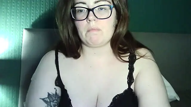 Snapshot of Curvy-BellaX chatting on October 10, 2025, 8:42 pm Curvy-BellaX online show from October 10, 2025, 8:42 pm