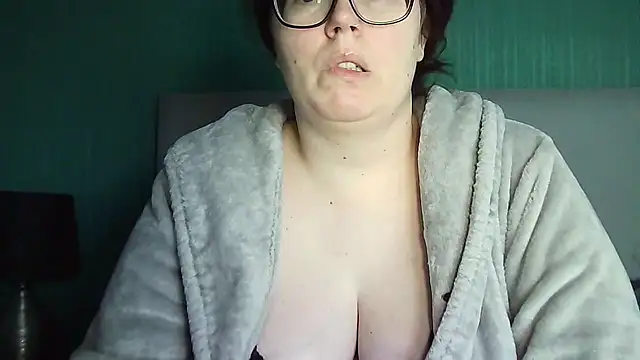 Snapshot of Curvy-BellaX chatting on October 13, 2025, 9:22 am Curvy-BellaX online show from October 13, 2025, 9:22 am