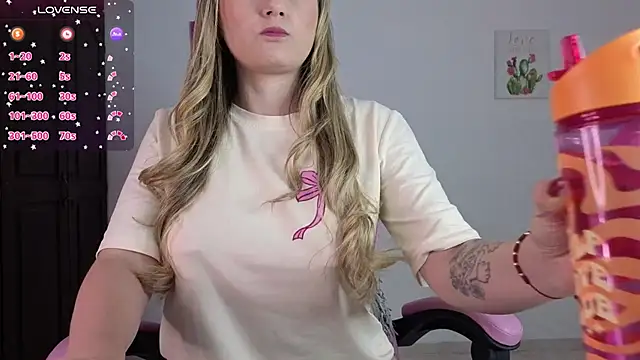 Snapshot of Veronika__Winslow_ chatting on October 31, 2025, 5:15 am Veronika Winslow online show from October 31, 2025, 5:15 am