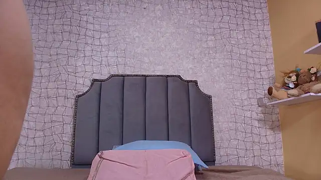 chloe leroy  online show from October 2, 2025, 11:57 am