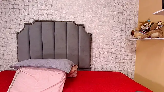 chloe leroy  online show from September 18, 2025, 11:57 am