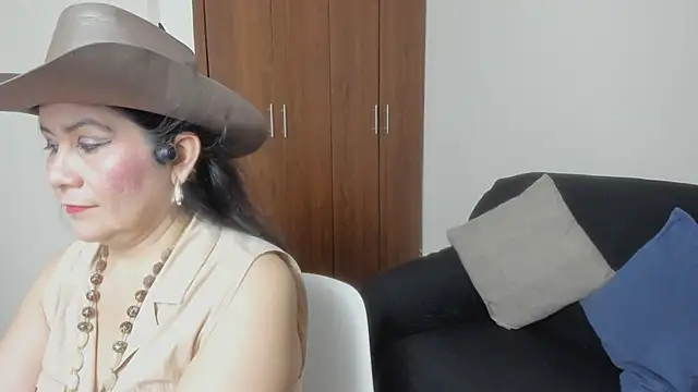 kiraGeiner online show from May 8, 2026, 1:09 am