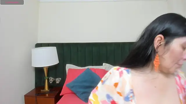 kiraGeiner online show from October 28, 2025, 9:30 am