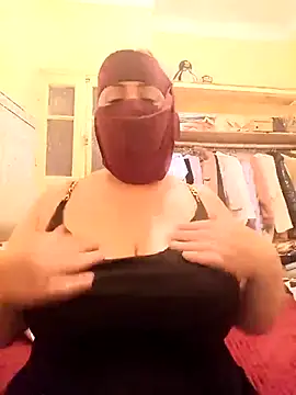 Snapshot of mayakhalyfaa chatting on October 4, 2025, 12:01 am mayakhalyfaa online show from October 4, 2025, 12:01 am