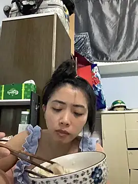 Snapshot of Minee1202 chatting on November 10, 2025, 4:28 am Minee1202 online show from November 10, 2025, 4:28 am