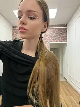 MarilynNova online show from February 1, 2026, 4:11 am