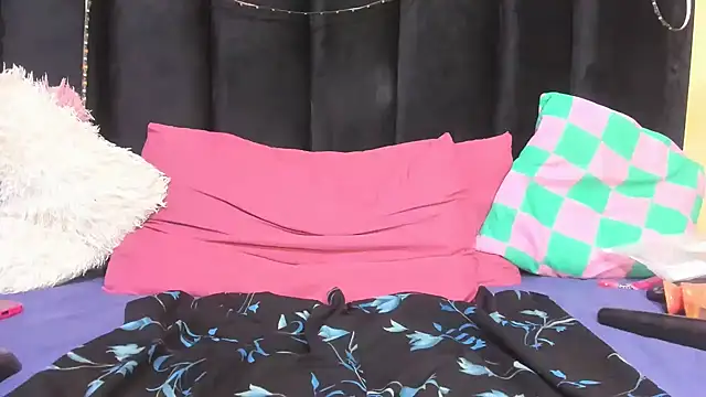 AmazingDarkDoll online show from April 15, 2026, 10:32 pm