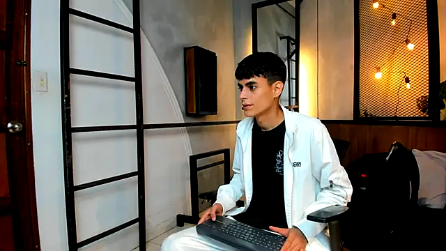 Snapshot of Dani_mc1 chatting on October 12, 2025, 11:44 am Dani mc1 online show from October 12, 2025, 11:44 am