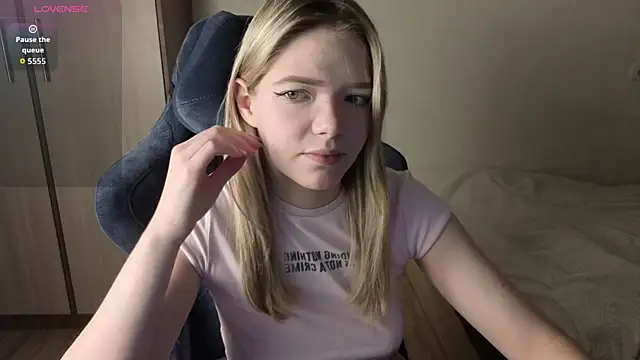 Snapshot of KatanaSVibe chatting on November 26, 2025, 11:43 am KatanaSVibe online show from November 26, 2025, 11:43 am