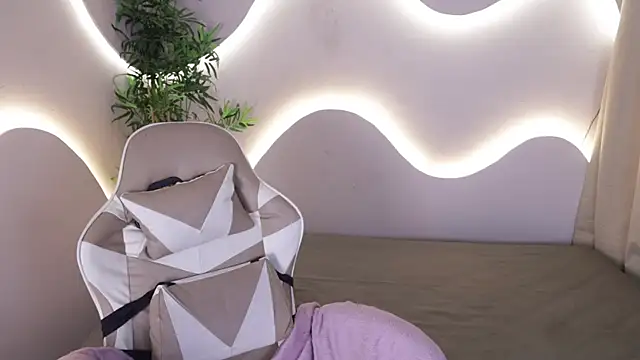 Emma and Issac online show from November 29, 2025, 4:23 am