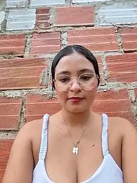 Snapshot of Lily-o chatting on November 5, 2025, 9:29 pm Lily-o online show from November 5, 2025, 9:29 pm