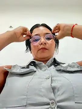 Snapshot of Lily-o chatting on November 27, 2025, 2:50 pm Lily-o online show from November 27, 2025, 2:50 pm