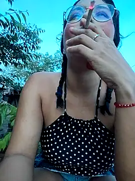 Snapshot of Lily-o chatting on October 27, 2025, 10:33 pm Lily-o online show from October 27, 2025, 10:33 pm