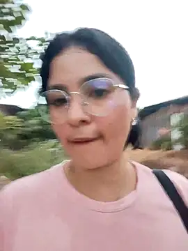 Snapshot of Lily-o chatting on December 4, 2025, 10:42 pm Lily-o online show from December 4, 2025, 10:42 pm