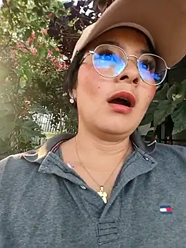 Snapshot of Lily-o chatting on December 15, 2025, 9:42 pm Lily-o online show from December 15, 2025, 9:42 pm