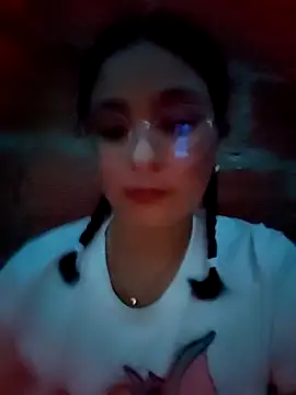 Snapshot of Lily-o chatting on November 4, 2025, 10:46 pm Lily-o online show from November 4, 2025, 10:46 pm