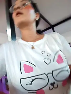 Snapshot of Lily-o chatting on November 14, 2025, 9:51 pm Lily-o online show from November 14, 2025, 9:51 pm