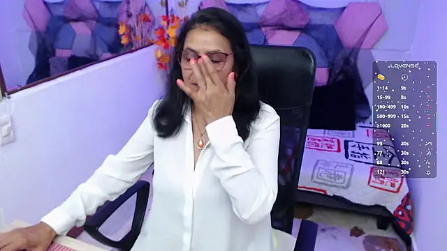 Snapshot of AmandaPeet chatting on October 29, 2025, 8:41 pm AmandaPeet online show from October 29, 2025, 8:41 pm