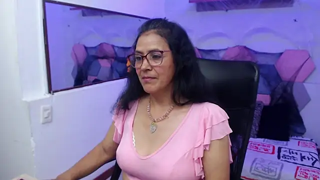 Snapshot of AmandaPeet chatting on October 28, 2025, 9:14 pm AmandaPeet online show from October 28, 2025, 9:14 pm