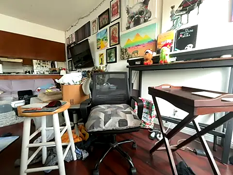 Snapshot of Pupscritch chatting on November 11, 2025, 8:58 pm Pupscritch online show from November 11, 2025, 8:58 pm