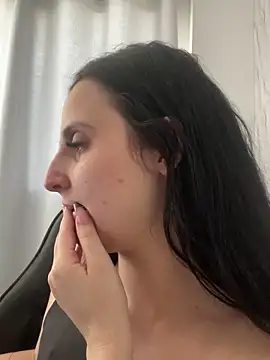 yumi-hot online show from April 13, 2026, 4:44 pm