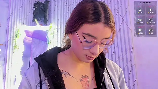 Naomy tay1 online show from April 22, 2026, 3:24 am