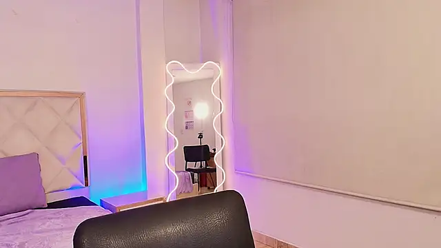 Naomy tay1 online show from November 6, 2025, 3:10 am