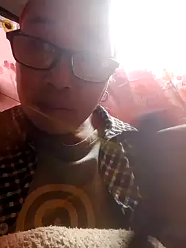 Mamapm20 online show from December 15, 2025, 9:42 pm