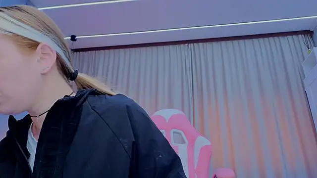 Reina Cummings online show from November 16, 2025, 7:02 am