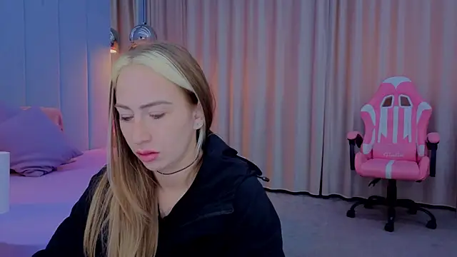 Reina Cummings online show from November 10, 2025, 7:24 am