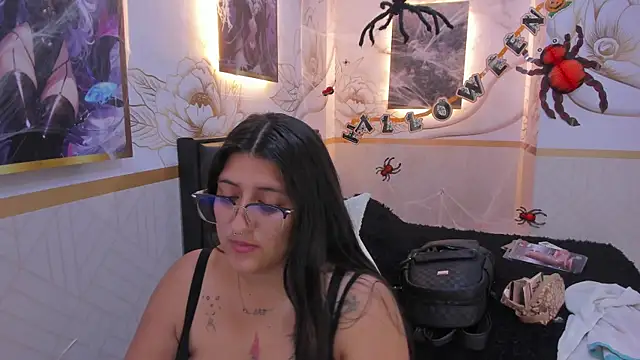 Snapshot of megann__up chatting on October 20, 2025, 10:43 pm megann  up online show from October 20, 2025, 10:43 pm