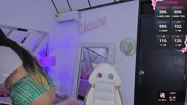 Snapshot of megann__up chatting on October 9, 2025, 3:29 am megann  up online show from October 9, 2025, 3:29 am