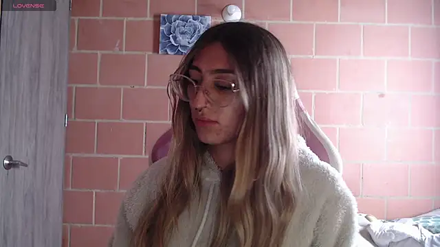 Snapshot of Andrea_camilaaa chatting on October 28, 2025, 2:16 pm Andrea camilaaa online show from October 28, 2025, 2:16 pm