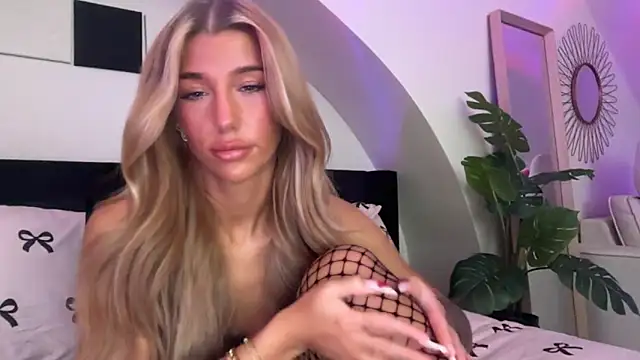 KENNIEXROSE online show from February 16, 2026, 11:02 pm