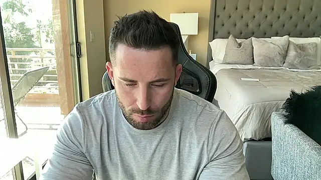 Snapshot of brettmycles28 chatting on October 31, 2025, 5:42 pm brettmycles28 online show from October 31, 2025, 5:42 pm