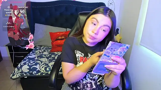 LucyPetit online show from November 5, 2025, 1:14 pm