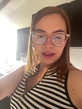 Snapshot of AlissonPeach01 chatting on September 18, 2025, 1:25 pm AlissonPeach01 online show from September 18, 2025, 1:25 pm