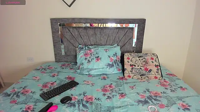 Laurasofia01 online show from November 30, 2025, 12:11 am