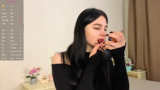 EnricaElis online show from November 17, 2025, 8:02 pm