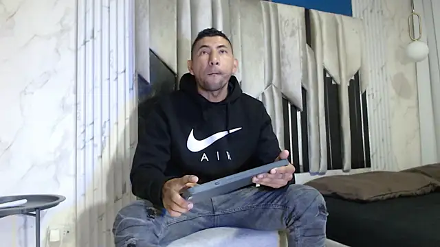 Snapshot of Morganandmegan chatting on October 25, 2025, 11:20 am Morganandmegan online show from October 25, 2025, 11:20 am