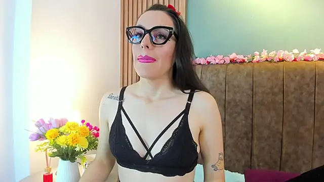 IsisNoir online show from April 18, 2026, 12:40 pm