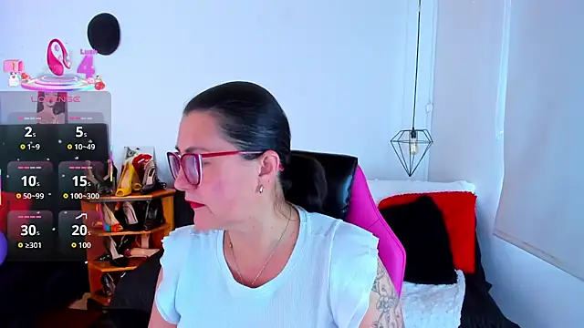 Snapshot of D_Martii chatting on November 4, 2025, 12:31 pm D Martii online show from November 4, 2025, 12:31 pm